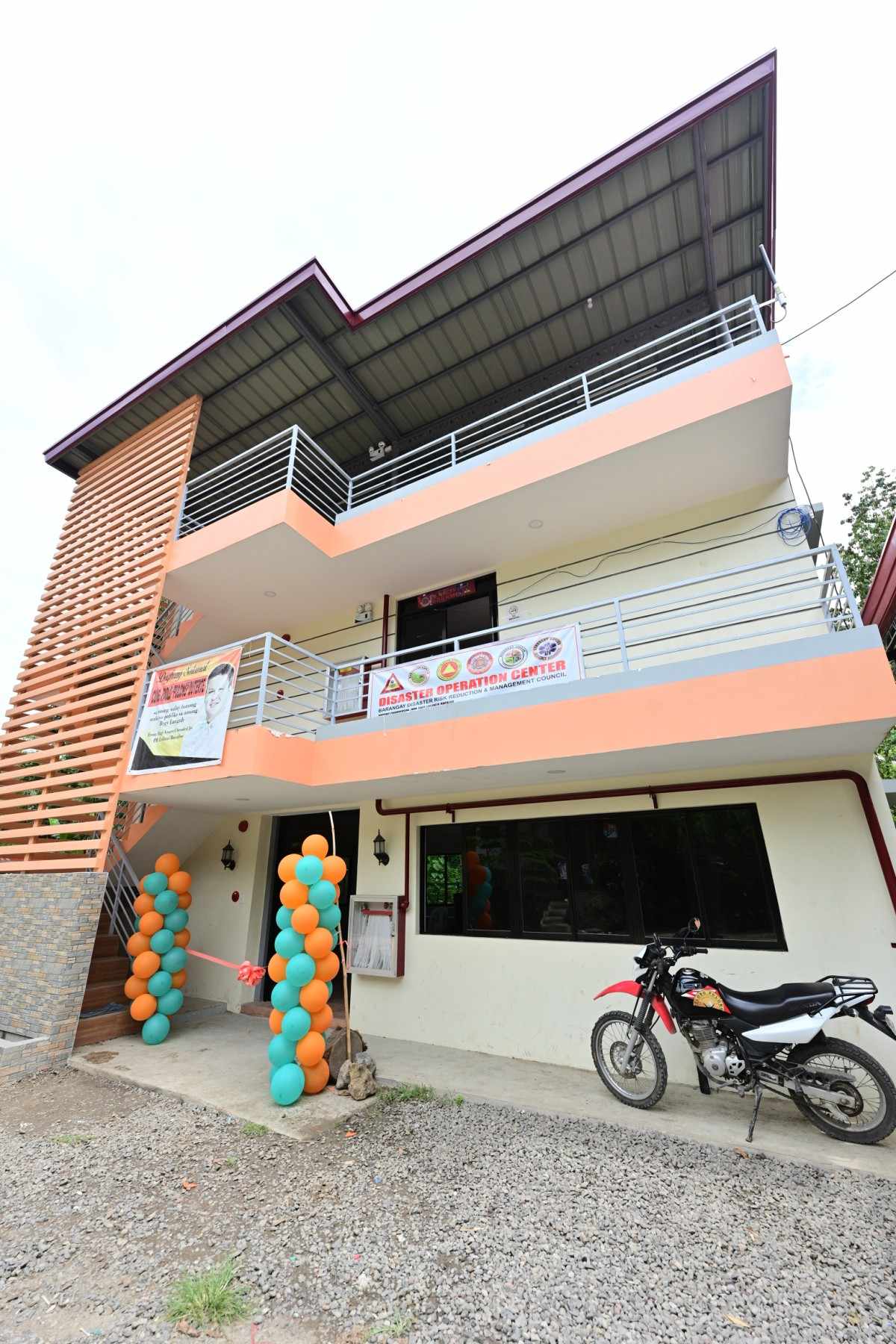Paolo turns over multi-purpose buildings, facilities to Barangay Langub
